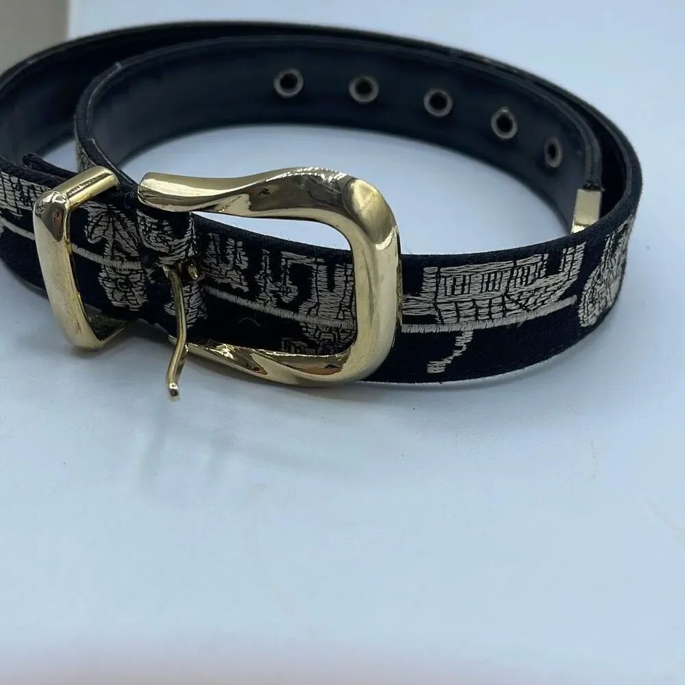 Vintage Doncaster size M embroidered black belt.